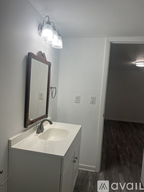 A bathroom with a sink and mirror.