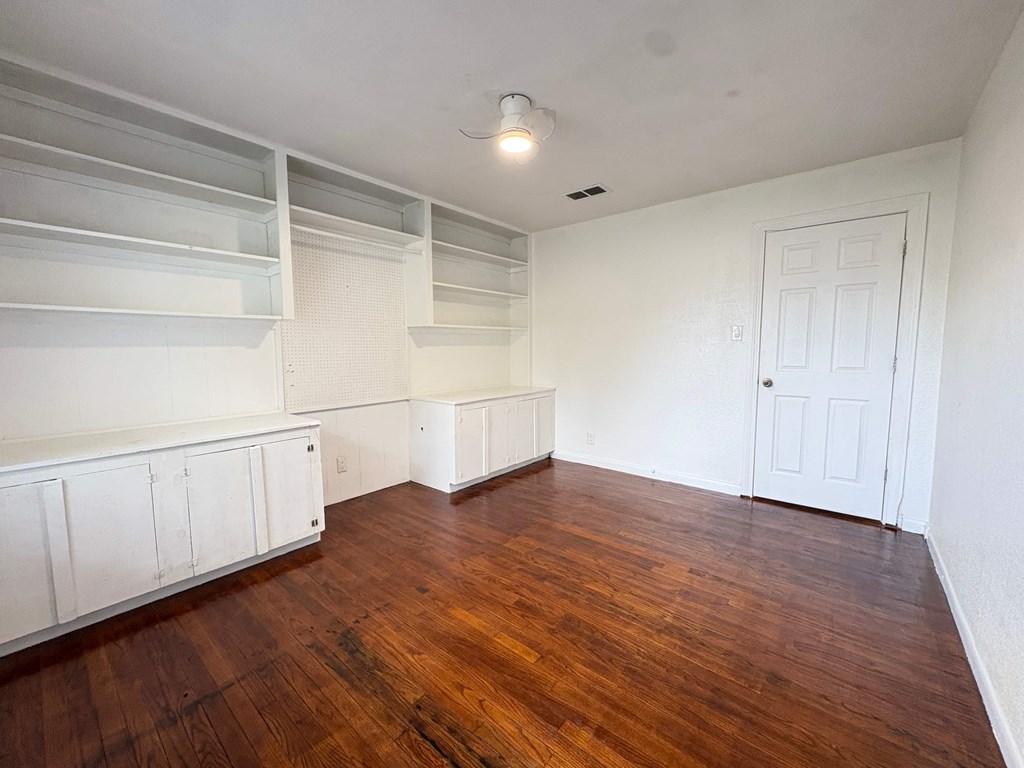 801 N Main St 3 Beds House for Rent - Photo Gallery 3