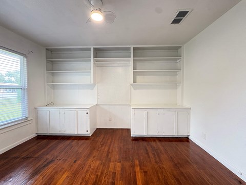 801 N Main St 3 Beds Apartment for Rent