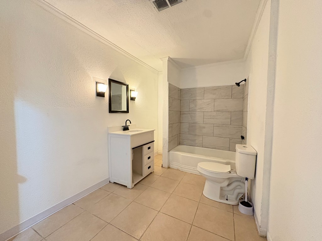 801 N Main St 3 Beds House for Rent - Photo Gallery 16