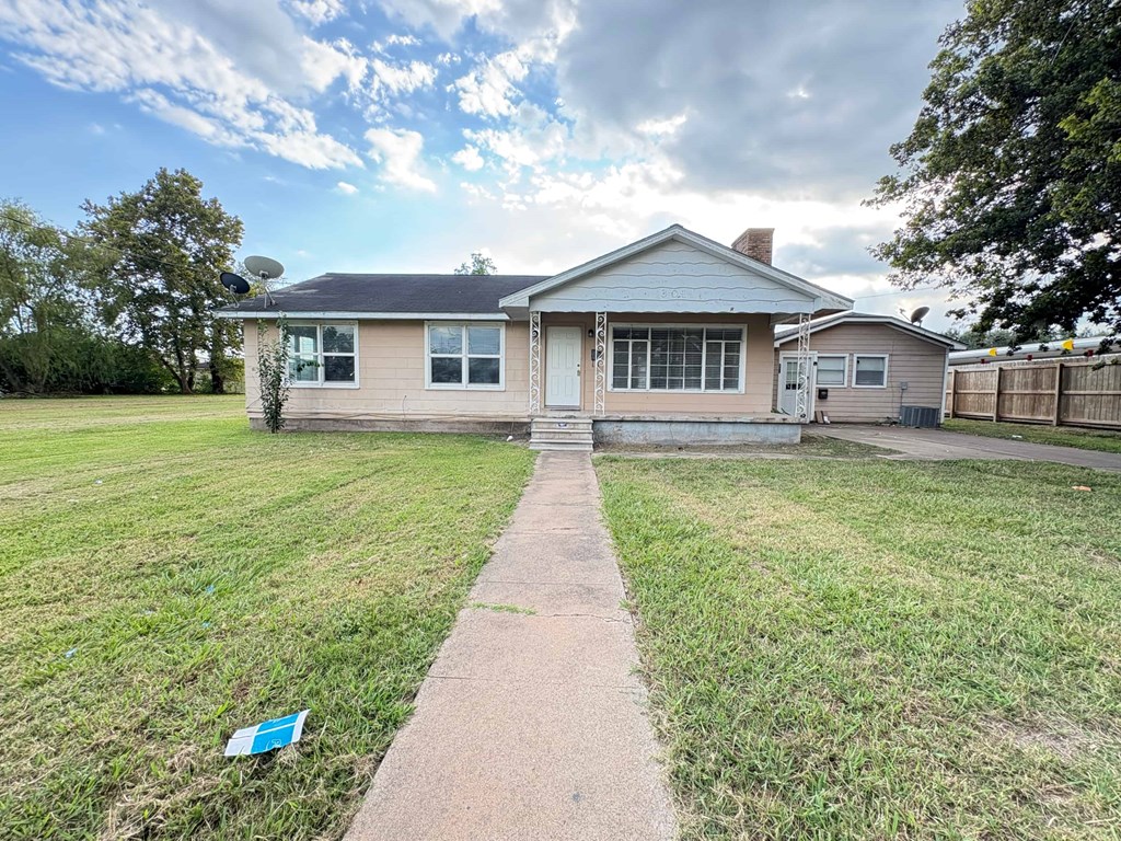 801 N Main St 3 Beds House for Rent - Photo Gallery 1