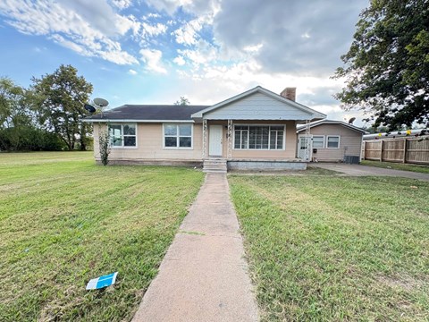 801 N Main St 3 Beds Apartment for Rent