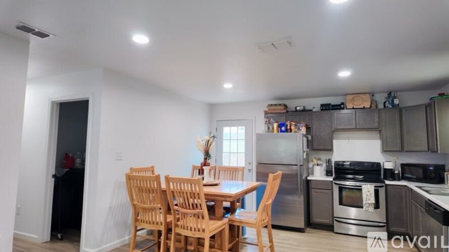 213 Hull Avenue 3 Beds Single Family Home for Rent - Photo gallery 4