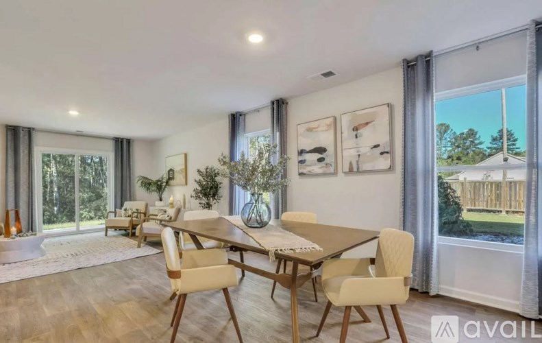 A dining room with a table and chairs is available for rent.