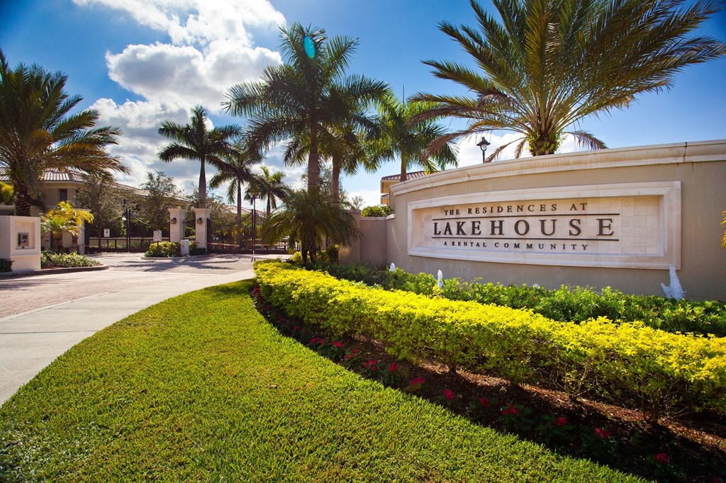 the sign at the entrance to the lake house apartments in palm beach