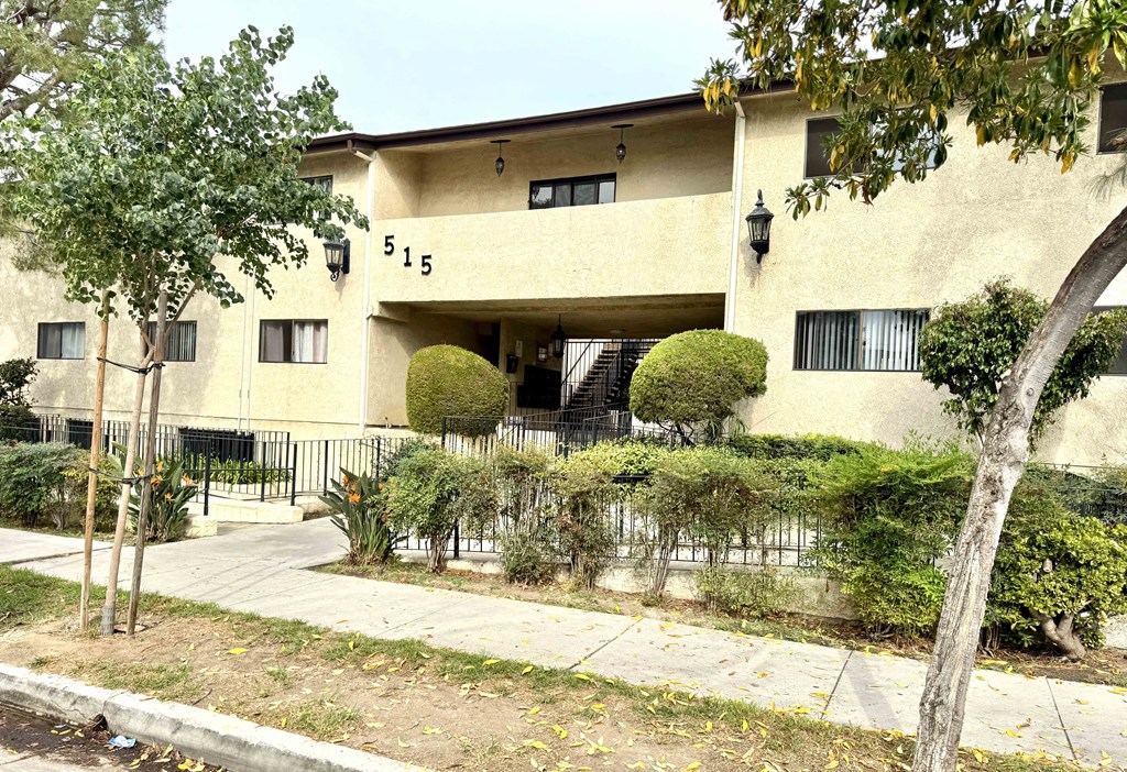 A beige building with the number 515 on it.