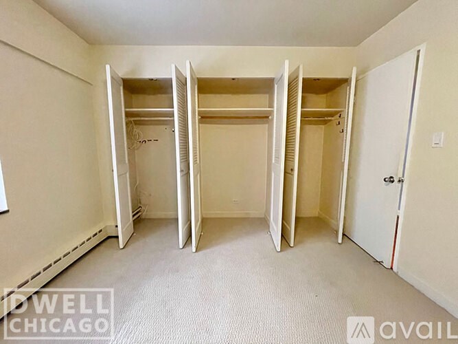 A room with a carpeted floor and a white door.