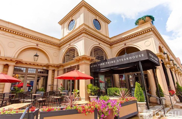 A restaurant with a beige facade and a sign that says "Leakhouse".