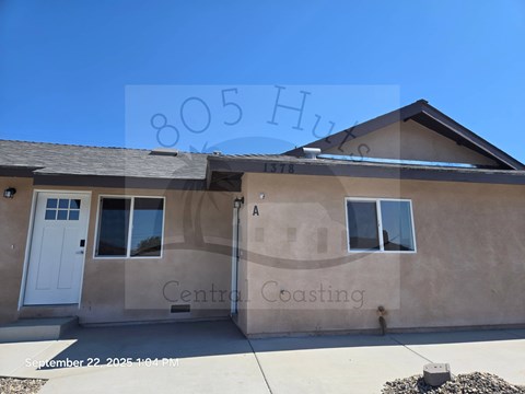 A house with the number 805 on the roof and a white door.