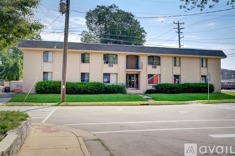 A building with a parking lot in front of it.