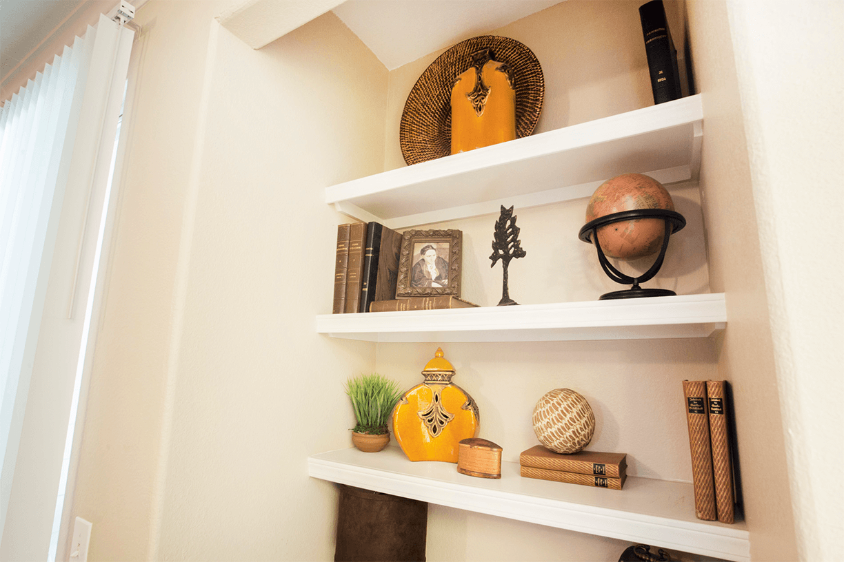 Grand Venetian model suite office nook in Irving, Texas