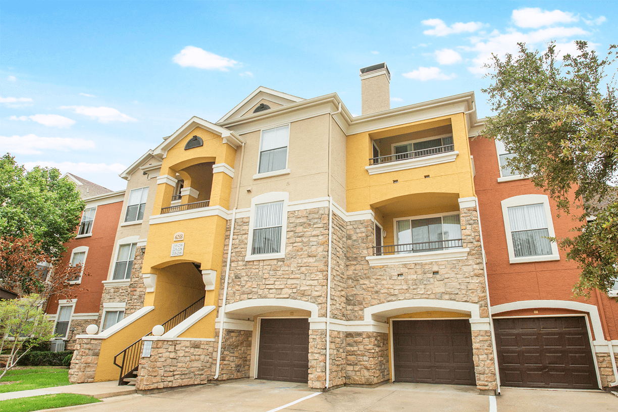 Grand Venetian apartments with direct-access garages in Irving, Texas