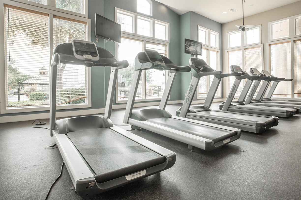 Grand Venetian apartments fitness center in Irving, Texas