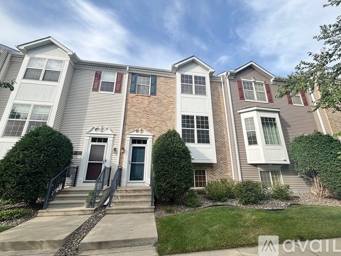A row of townhouses with a clear sky above them.
