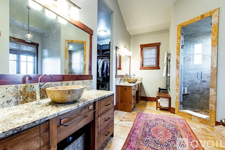 A bathroom with a sink and mirror.