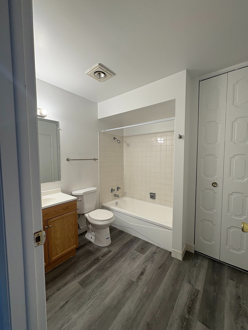A bathroom with a toilet, sink, and bathtub.