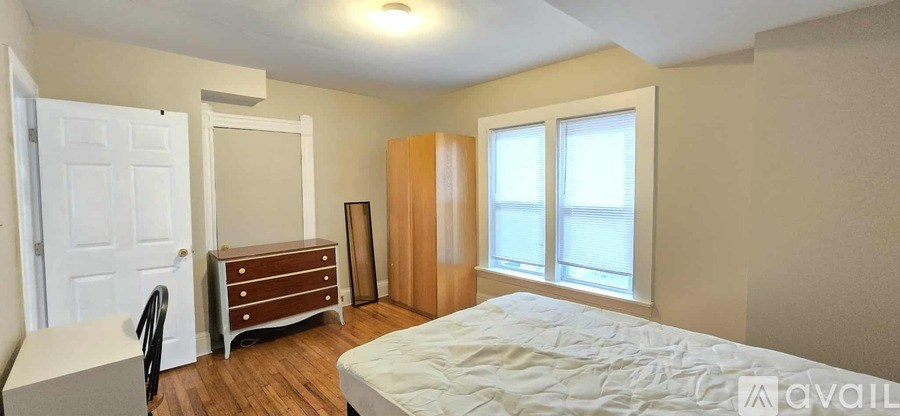 A room with a sliding door and a table with a lamp.