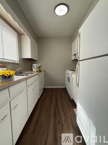 A bathroom with a toilet, sink, and bathtub.