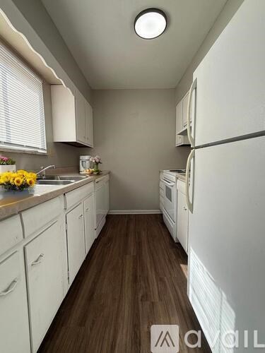 A bathroom with a toilet, sink, and bathtub.