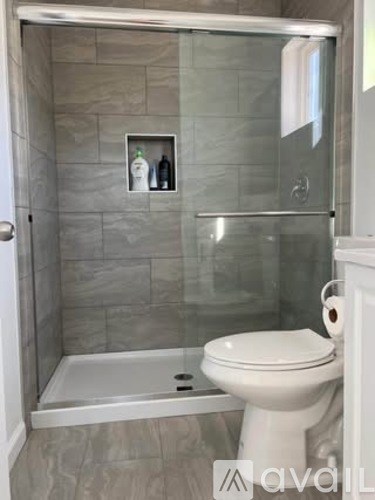 A bathroom with a toilet and a bathtub.