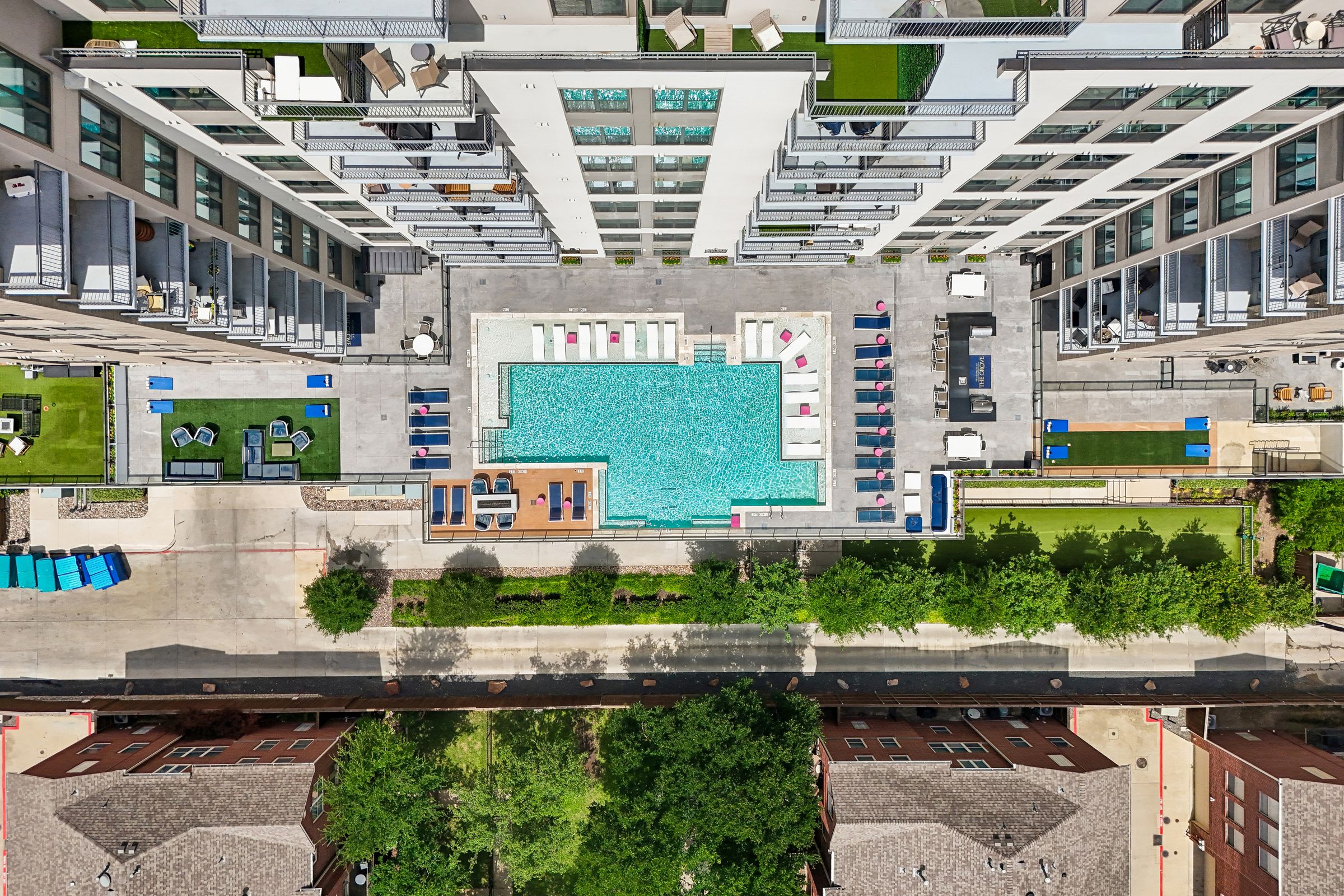 An aerial view of a building with a pool in the middle.