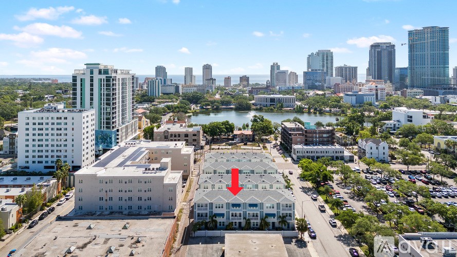 A red arrow points to a building in a parking lot.