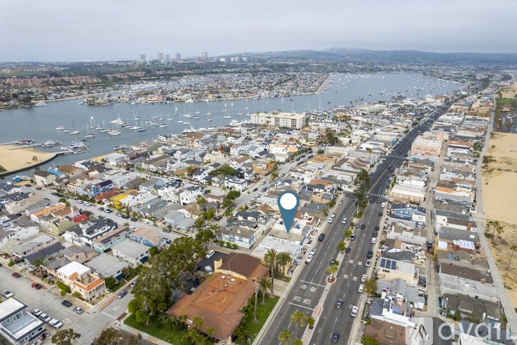 A cityscape with a road running through it and a blue pin on the road.