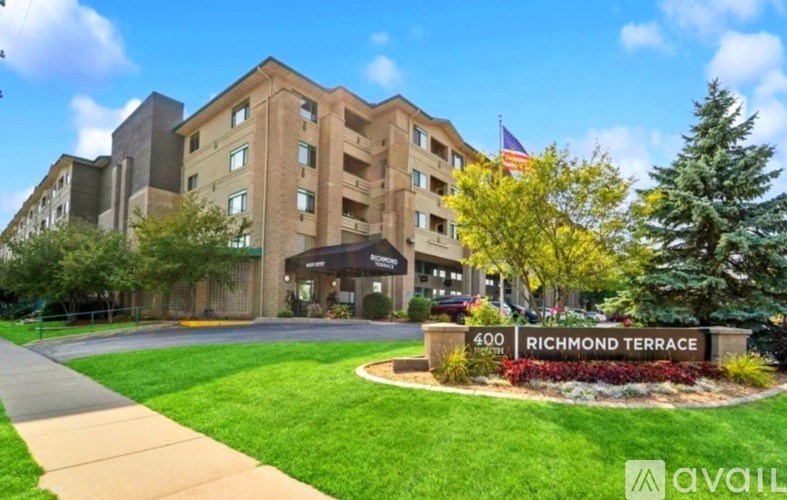 A building with the number 400 on it and the words Richmond Terrace on a sign in front of it.
