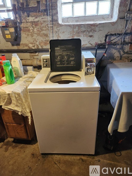 A digital display shows the time as 1:25 on a Speed Queen brand appliance.