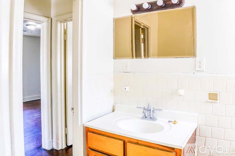 A bathroom with a sink and mirror.