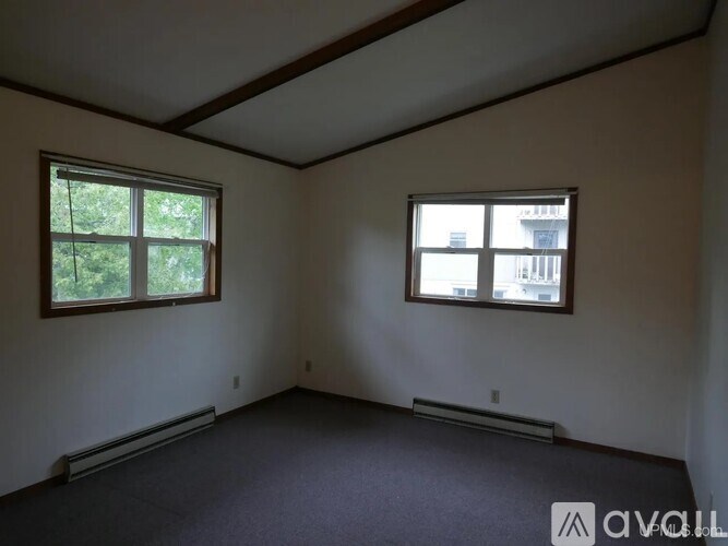 A room with a window on the left and right side.