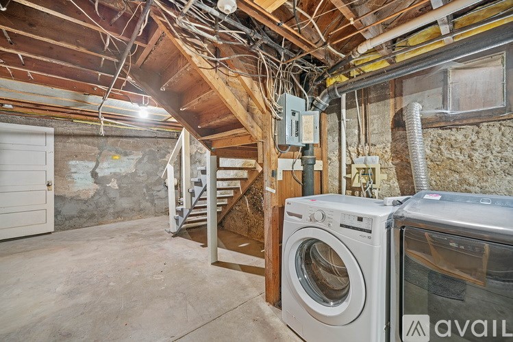 A room with a washing machine and dryer in it.