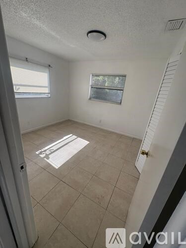 347 NW 6th Ave 4 Beds Single Family Home for Rent - Photo Gallery 2