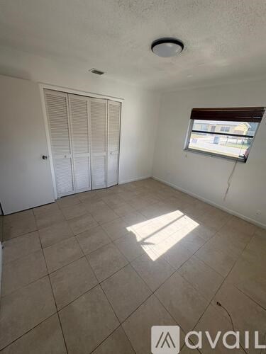 347 NW 6th Ave 4 Beds Single Family Home for Rent - Photo Gallery 3