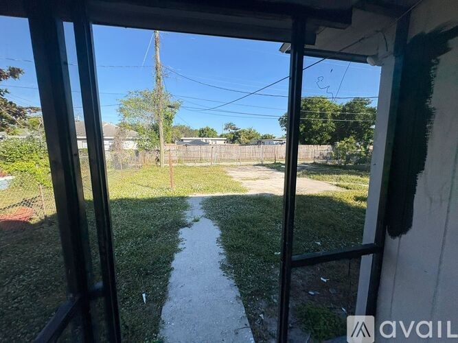 347 NW 6th Ave 4 Beds Single Family Home for Rent - Photo Gallery 4