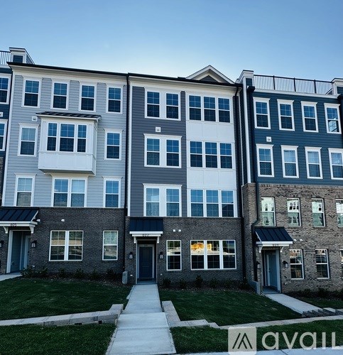 A row of townhouses with a walkway in the front.
