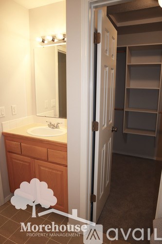 A bathroom with a sink and a mirror.