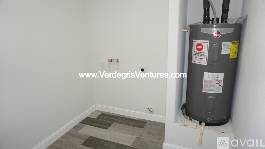 A room with a VerdegrisVentures.com sign on the wall.