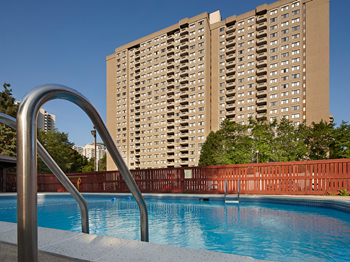 Supervised outdoor swimming pool