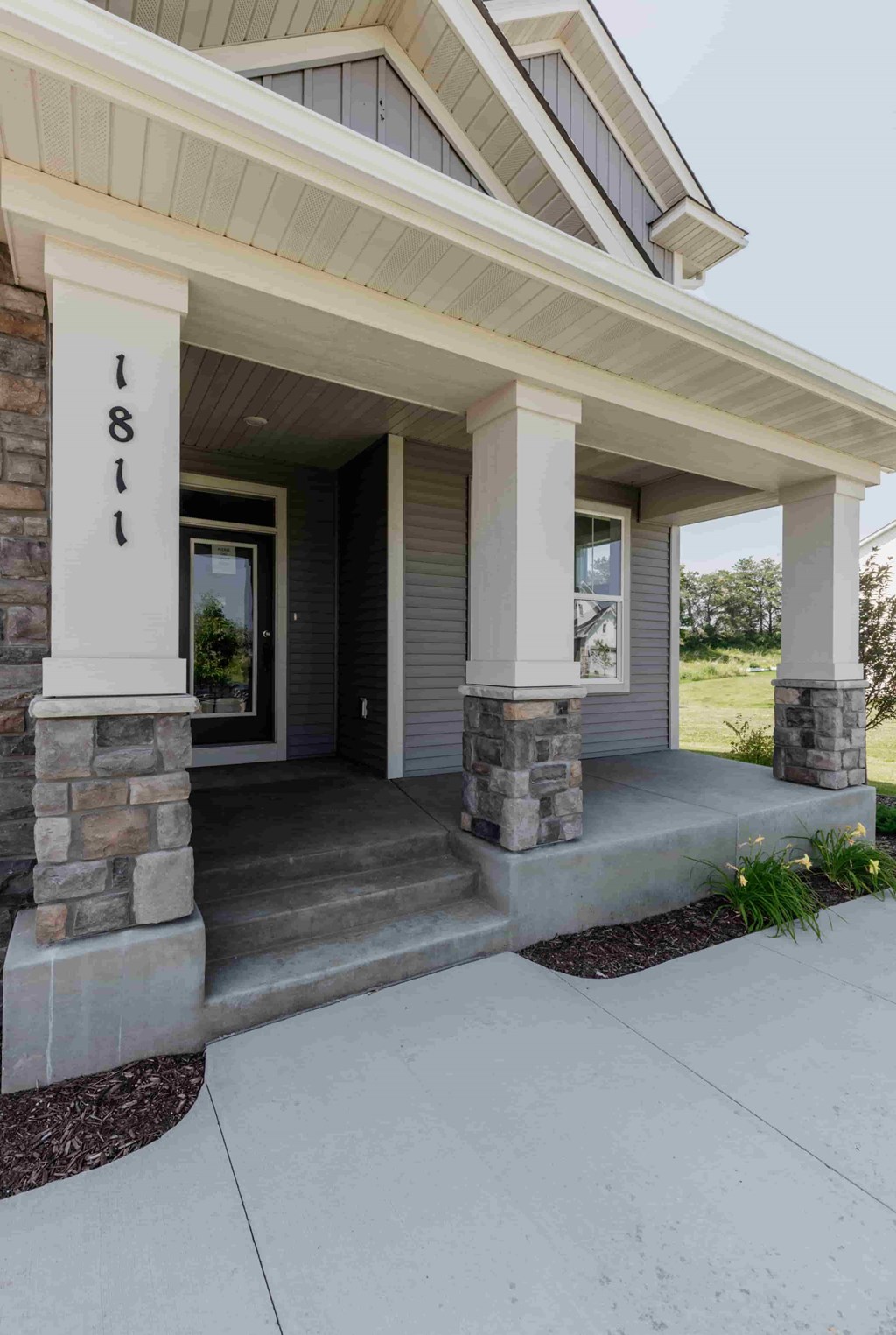 The house number is 1811.