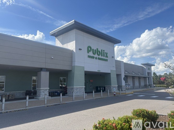 A Publix store with a clear blue sky in the background.