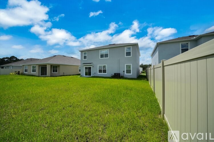A row of houses with a grassy area in front.