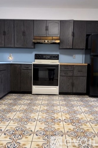 A bathroom with a toilet, sink, and bathtub.