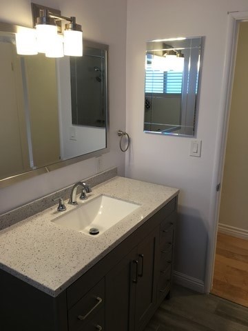 A bathroom with a sink and mirror.