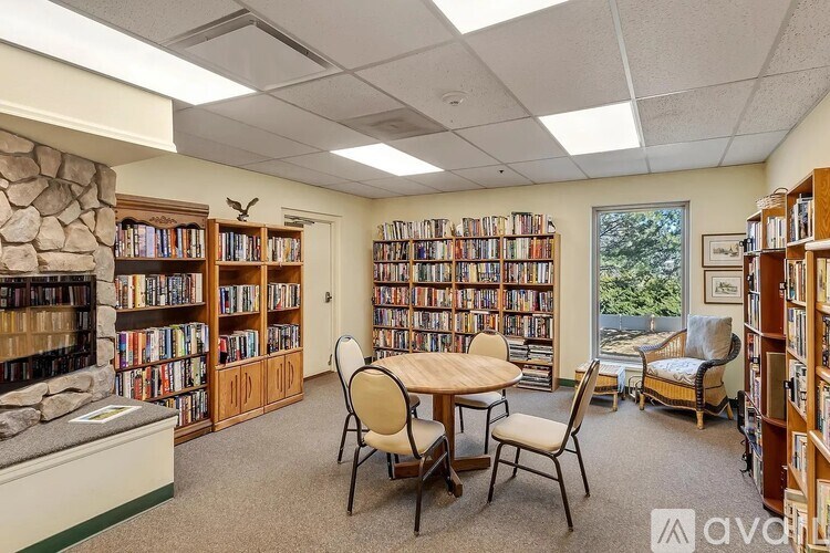 A room filled with bookshelves and a table with chairs.