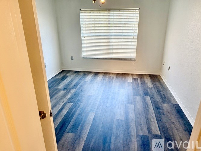 A bird's eye view of a residential area with a lake and a fountain.