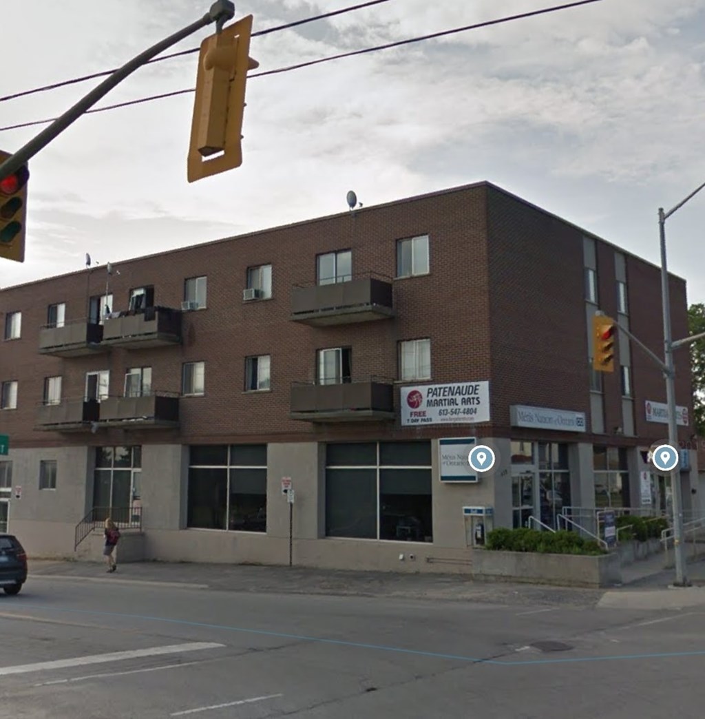 A building with a sign that says "Gateway Fitness" on it.