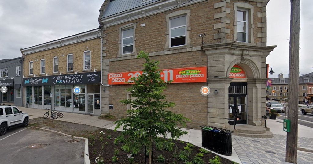 A building with a sign that says "Pizza Pizza" on it.