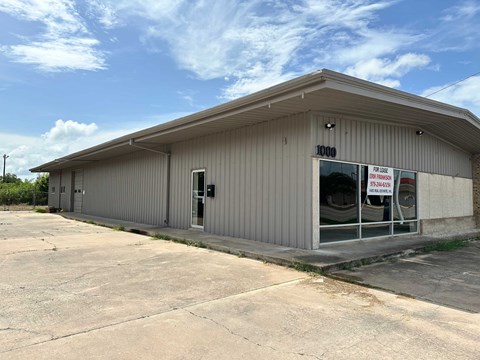 A building with a sign that says "FIRE LANE" is shown.