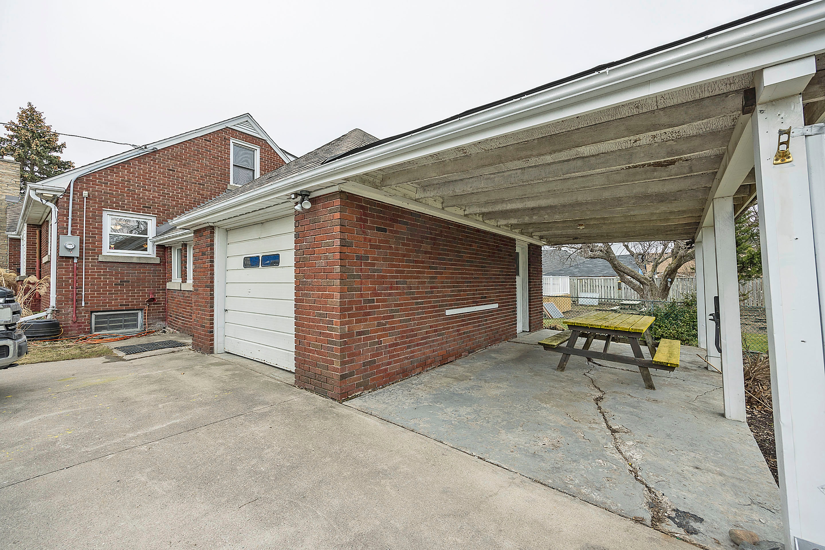 630 Base Line Rd E 2-3 Beds Apartment for Rent - Photo gallery 2